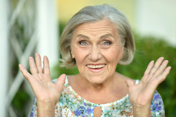 惊讶的高级的女人图片下载