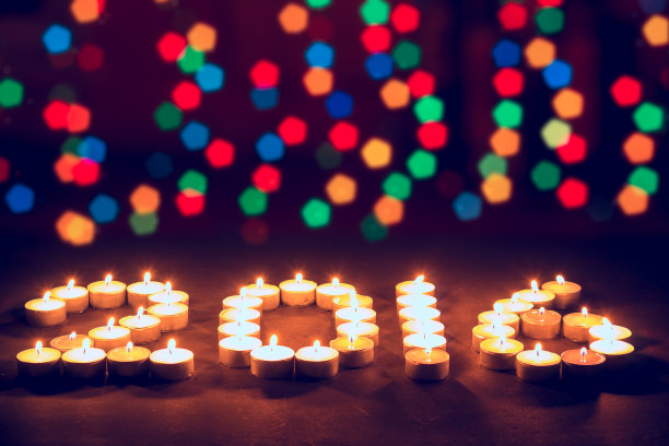 2016年新年快乐——节日蜡烛。图片下载