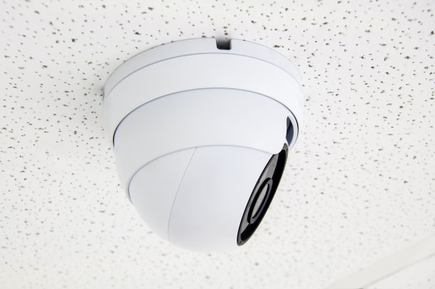 近距离观察办公大楼的闭路电视摄像头。图片下载