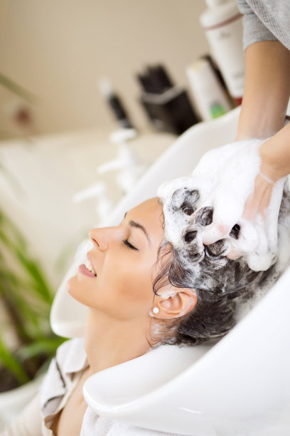 发型师洗头发图片下载