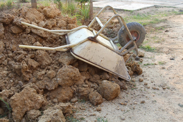 在工地上停放施工用的手推车。图片下载