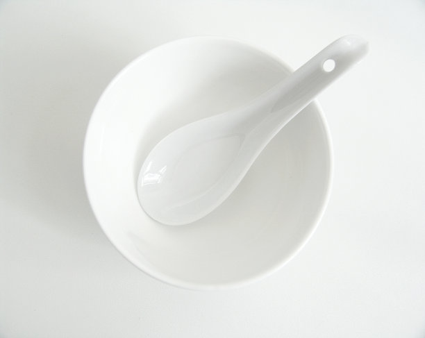 空的白色碗和勺子图片下载