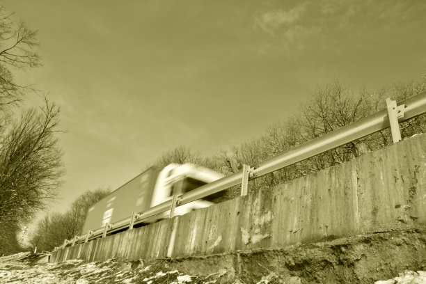 路上的卡车图片下载