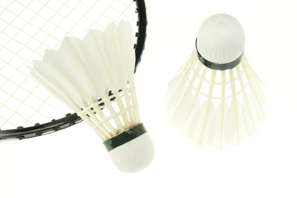 白色羽毛球公鸡和火箭隔离图片下载