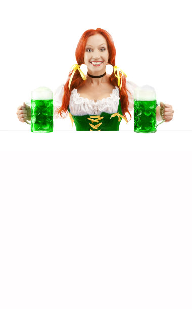 手持绿色啤酒的快乐女人图片下载