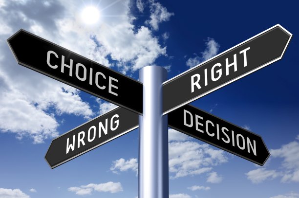 路标与四个箭头-选择的概念图片下载