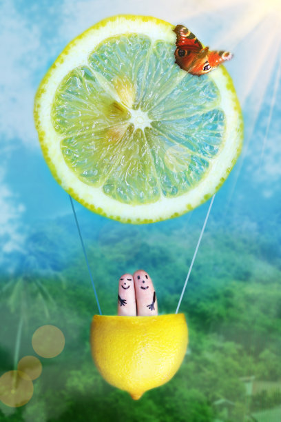 一对手指在半柠檬气球上飞图片下载