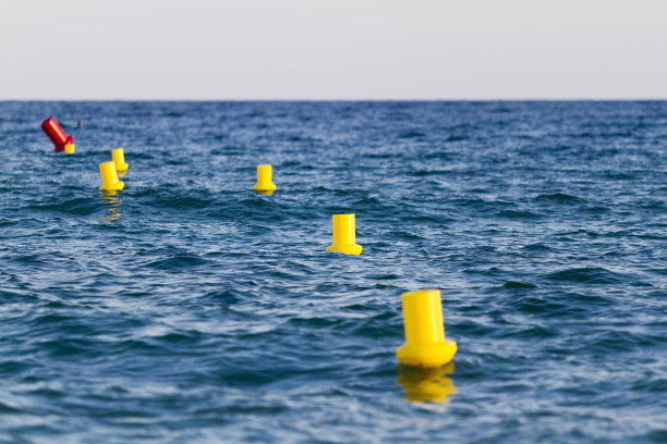 海上的黄色浮标图片下载