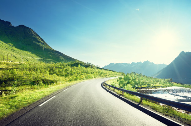 挪威罗浮敦岛的海边公路图片下载