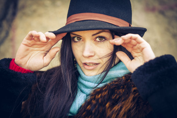 秋天里年轻女子的肖像图片下载