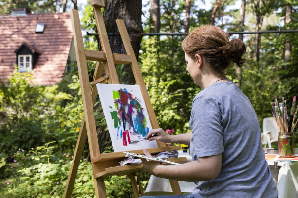 女人用调色板刀作画图片下载