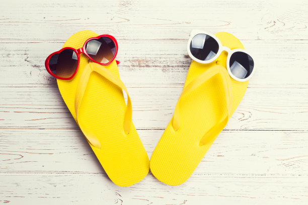 黄色的人字拖和太阳镜图片下载