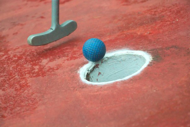 夏季运动:打迷你高尔夫、蓝球图片下载