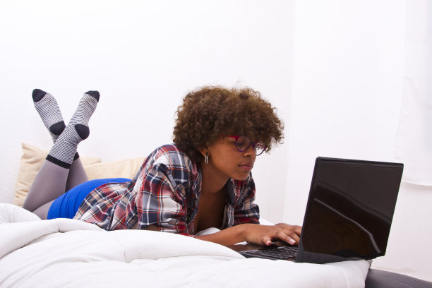 笔记本电脑的女孩图片下载