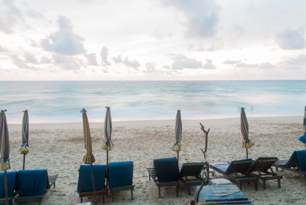 泰国普吉岛热带海滩上的椅子和雨伞图片下载