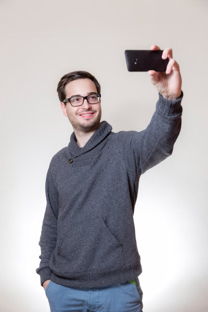 年轻人自拍图片下载