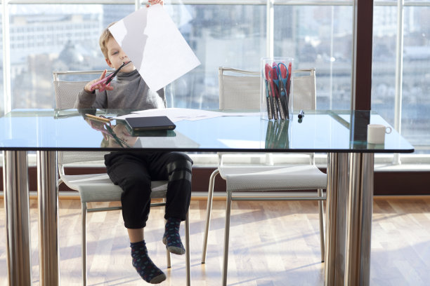 这个男孩正在学习写字图片下载