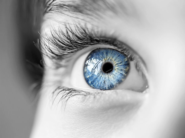 深邃的眼神，蓝眼睛的男孩图片下载