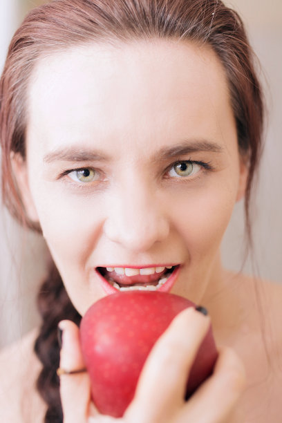 吃红苹果的女人图片下载