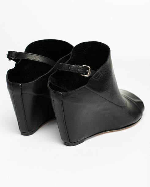 黑色穿图片下载