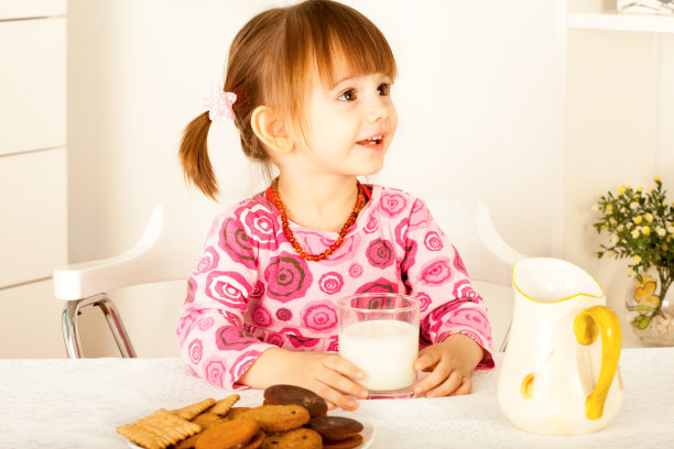 梳着辫子拿着牛奶的女孩图片下载