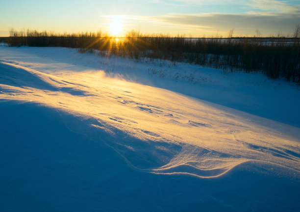 冬日的风景和夕阳在雪地里。图片下载