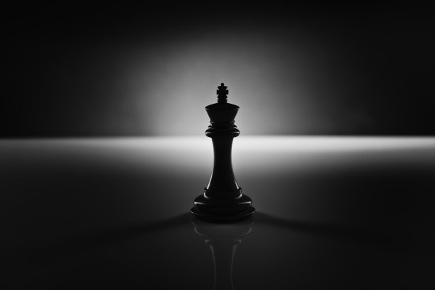 黑暗中的黑色国际象棋国王素材图片