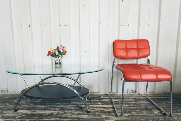 桌子和椅子在集装箱复古风格图片下载