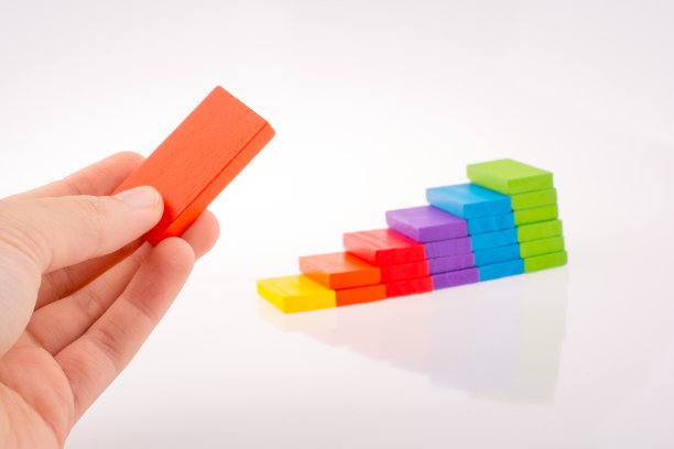 手玩彩色多米诺骨牌图片下载