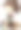 小女孩坐在木头上图片下载
