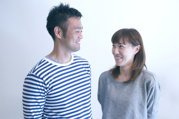 一对情侣互相看着对方图片下载