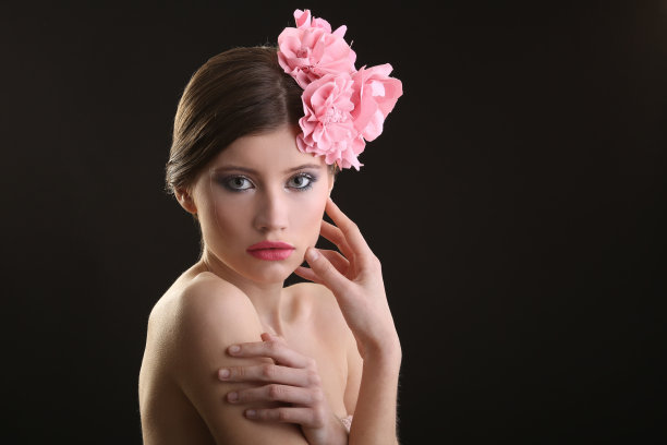 头上戴着粉红色花朵的漂亮姑娘图片下载