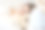 女孩和她的狗在床上。图片下载