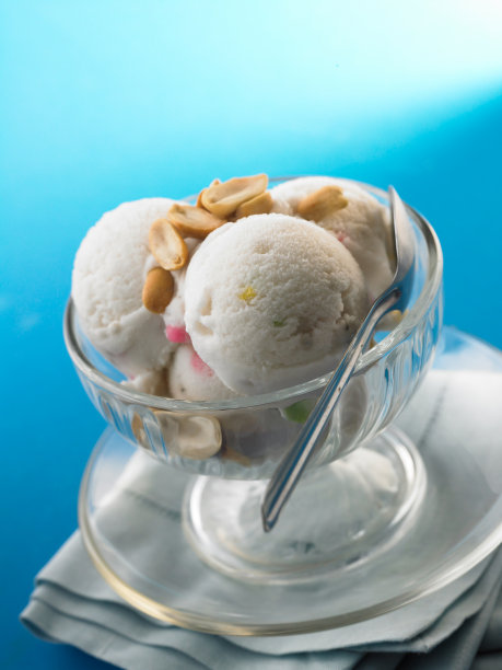 蓝色背景上的泰国椰子冰淇淋图片下载