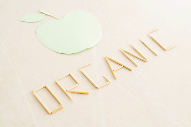 有机和抽象的绿色苹果在米色背景图片下载