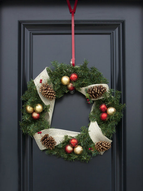 圣诞花环挂在黑色的门上图片下载