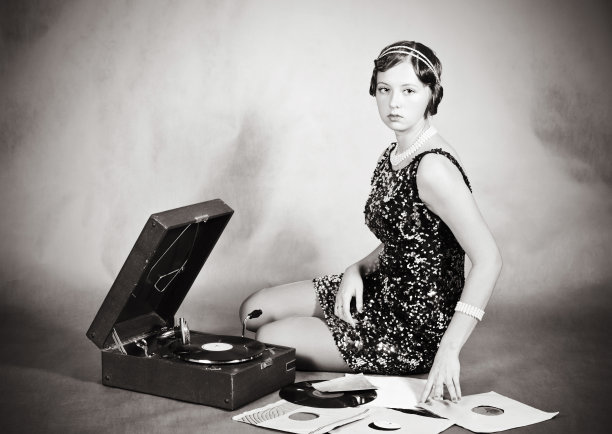 带着留声机的金发美女图片下载