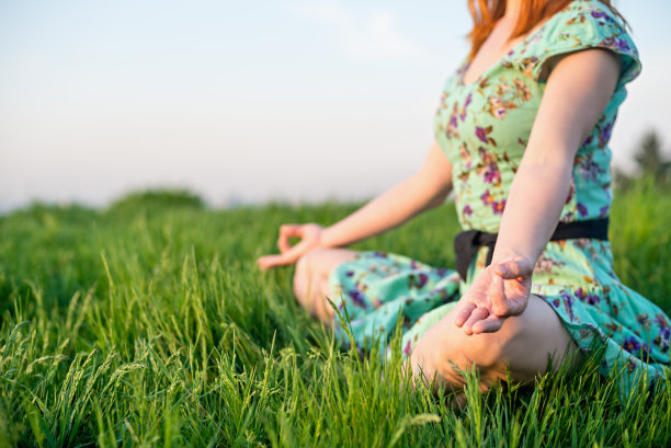 漂亮女人在公园冥想图片下载