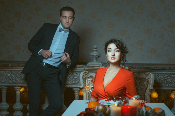 女人坐着，男人站着。图片下载