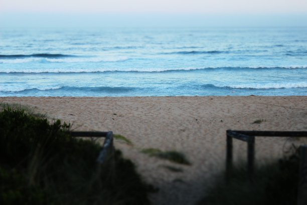 一个沉闷的下午的海滩图片下载