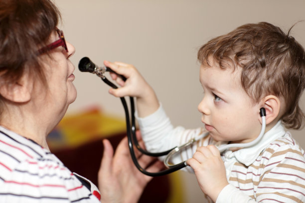 孩子用听诊器检查祖母图片下载