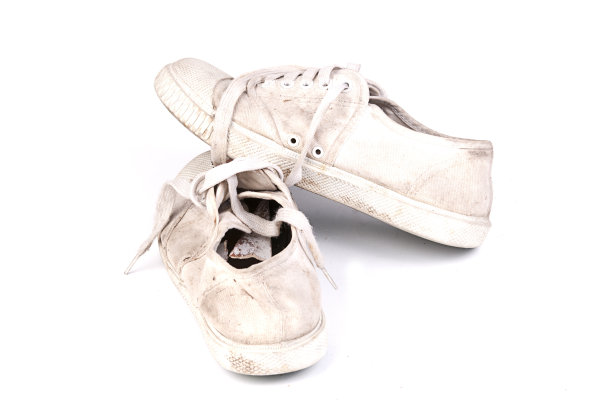 白色背景上的旧白色运动鞋图片下载