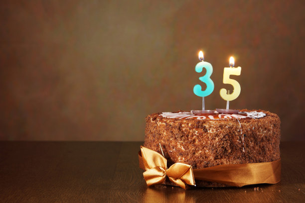35号生日巧克力蛋糕上点着蜡烛图片下载