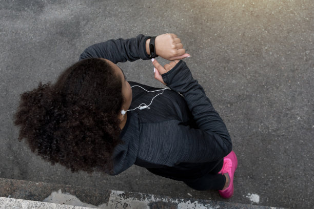 年轻的非洲裔美国妇女正在查看活动追踪器图片下载