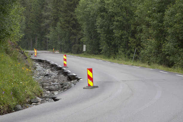受损的255路(Vinstra方向，Oppland, Norway)图片下载