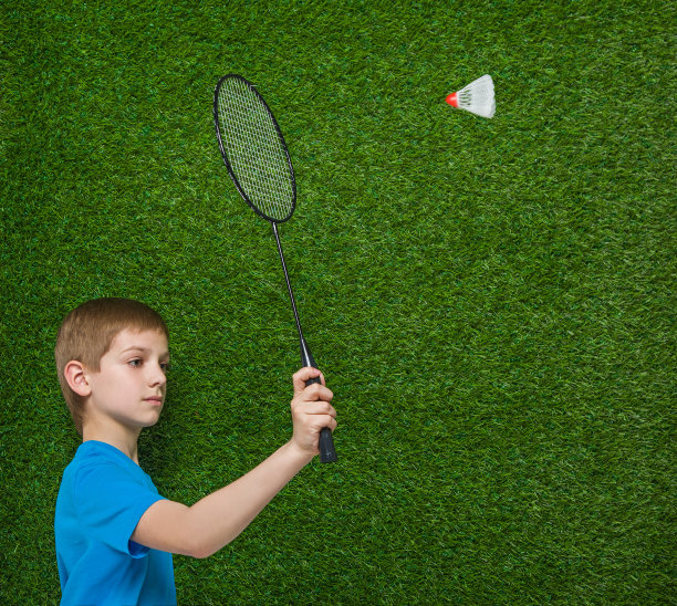 男孩拿着羽毛球拍飞毽子图片下载