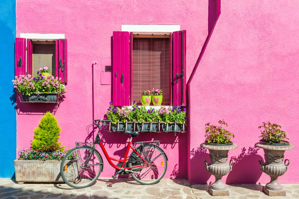 意大利威尼斯附近的布拉诺岛五颜六色的房子图片下载