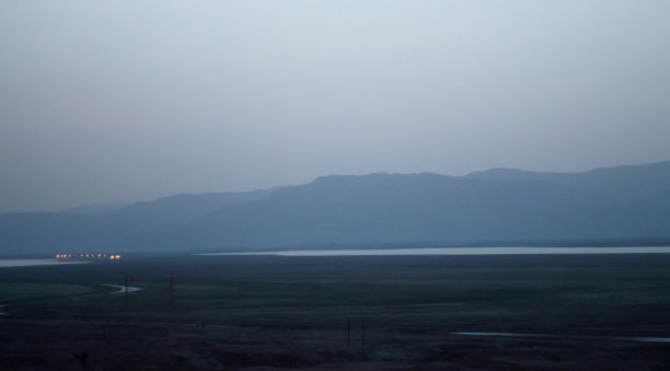 死海日出前的景色图片下载