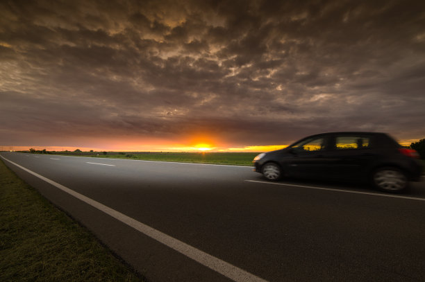 驱动在黄昏图片下载