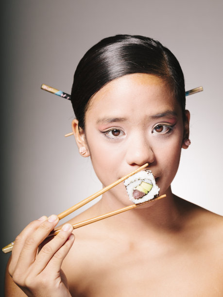 品尝寿司图片下载